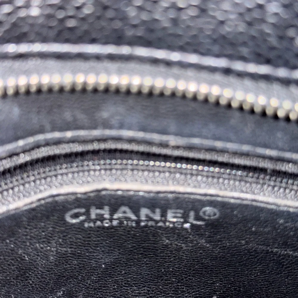 Vintage Chanel Medallion bag - Picture 3 of 6